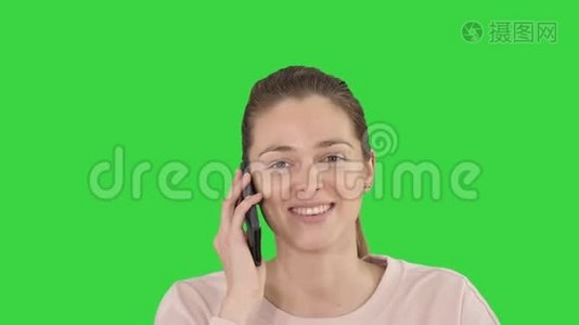 微笑着美丽的年轻女子打电话，看着镜头上的绿色屏幕，Chroma键。视频