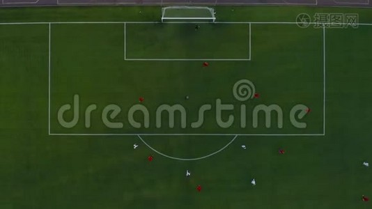 绿色足球场。 高空俯视图.. 足球运动员在游戏过程中视频