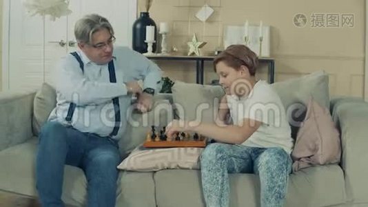 老人下棋时和孙子在一起很开心视频