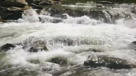 从山上流出来的河流。视频