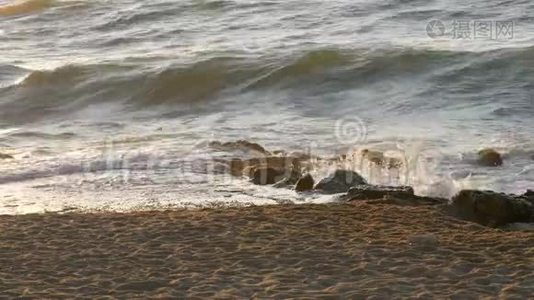 保加利亚黑海壮丽的日落。 大海的波涛在岸边汹涌视频