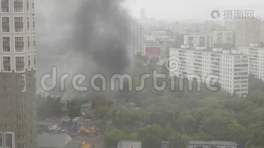 黑烟覆盖城市建筑.. 建筑工人的公用设施大楼着火了。视频