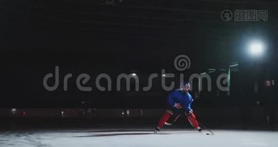 两名冰球运动员为冰球、双腿、溜冰鞋而战视频