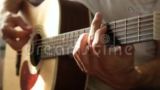 这位音乐家演奏一把吉他，按下弦外特写的手指.. 休息的人唱一首歌。视频