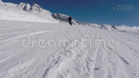 在镜头前喷雪滑雪视频