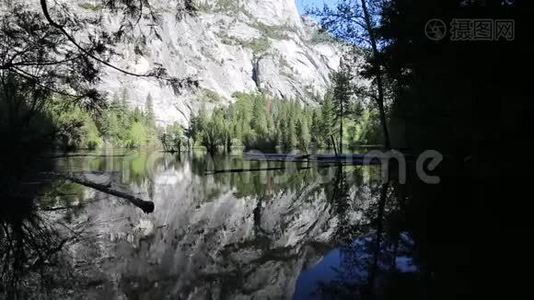 镜湖上的影子里.视频