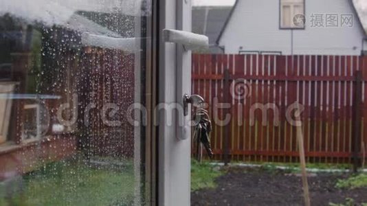 一扇门后面下雨刮风的天气视频