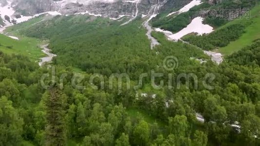 从空中俯瞰森林，到高山瀑布，在初夏没有融雪的地方视频