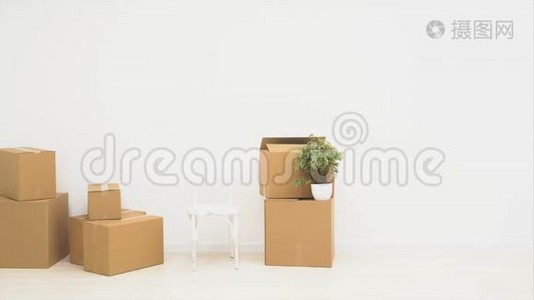 快乐的一对夫妇正在装着大的移动盒子，里面装满了物品，在白色的背景上被隔离开来。 复制空间。 动画。 行动视频