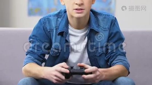 愤怒的小学生在电子游戏中失败，扔操纵杆，青少年气质视频