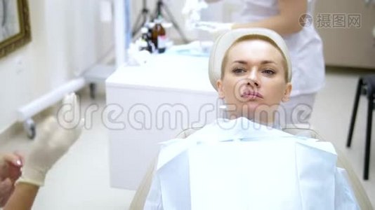 一个女人去看牙医。 准备考试。视频