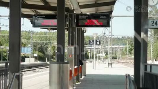带有信息屏幕和旅游网的铁路车站Macanet Massanes空台视频