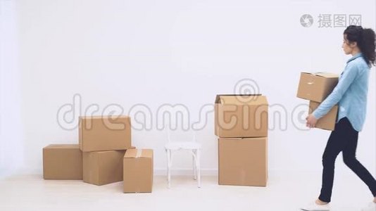强壮的女人正在搬运大的移动盒子，装满物品，在白色的背景上被隔离。 复制空间。 动画。 行动视频