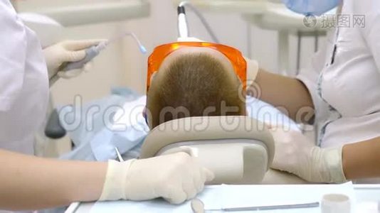 一个女人去看牙医。 准备考试。视频
