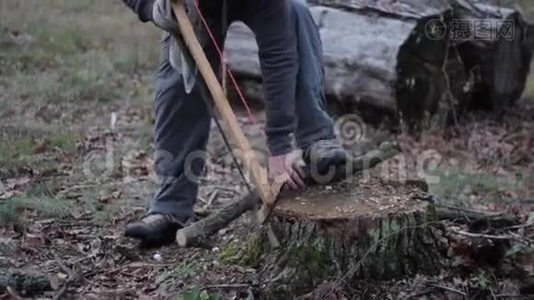 一个人在锯一个小树营地视频