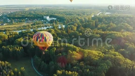 气球在公共公园或森林上空上升高度的美丽景象。 热气球在天空中飞舞视频