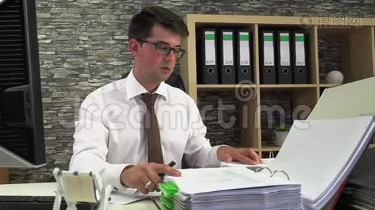 业务人员分析饼图，会计报告文件在内部办公室服务台视频