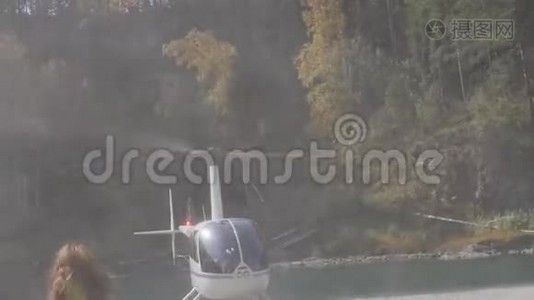 直升机从山区河岸起飞。 高地的低空直升机。 小型轻型视频