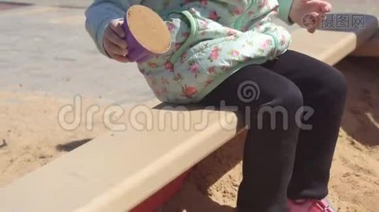 三岁的白种人小女孩在沙箱里玩玩具和沙箱，操场视频