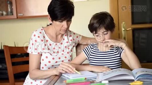 中年母亲帮女儿做作业..视频