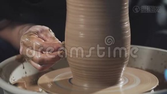 波特在陶工`车床上生产慢速纺陶制品视频