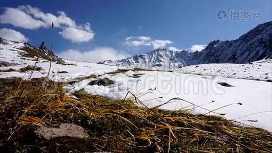 在山区的蓝天上，时间是云的一圈。 雪山视频