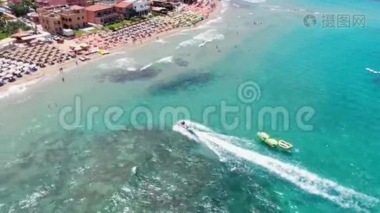 梦幻岛海滩的空中全景。 希腊，海滩，酒店和海景，岩石悬崖。 可爱的热带度假景色..视频