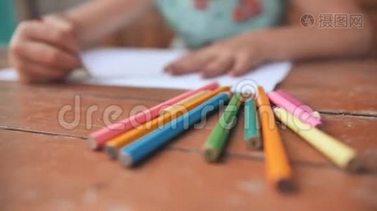 小六岁的女孩用彩色铅笔画画.. 近距离观看铅笔。视频