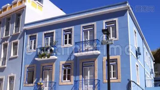 在一个阳光明媚的夏日，在葡萄牙阿尔马达的卡西尔哈(Cacilhas)五颜六色的建筑立面上的全景视频