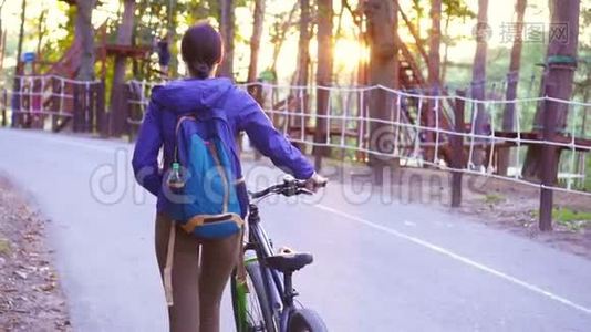日落时，女孩骑着自行车去公园视频
