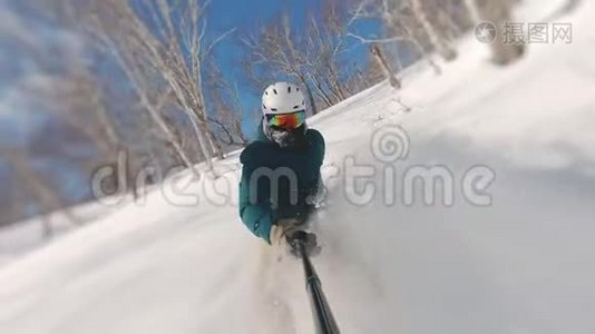 滑板滑雪者在滑雪板上做了一个粉末日框架，在堪察加火山的自由之旅中拍摄视频