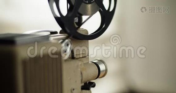 8毫米电影放映机Retro正在播放。 老式投影仪视频