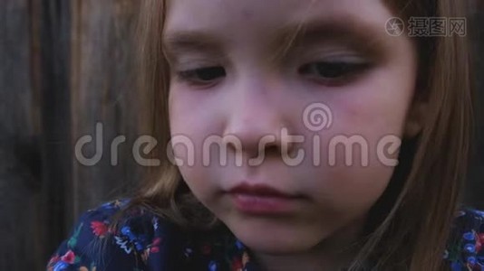 一个穿着彩色毛衣的漂亮小女孩的特写视频