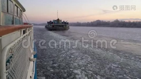 货运渡轮上印有奥克斯基35号船的字样，漂浮在结冰的大河上，打破了薄薄的冰。视频