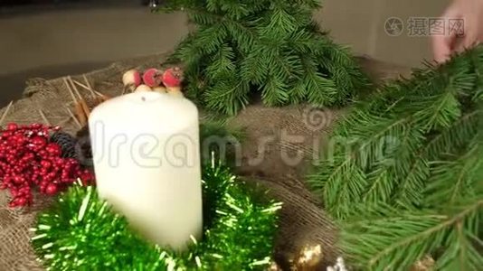 女手准备冷杉树枝做圣诞作文.. 他们躺在桌子上撕下手。 创造一个视频