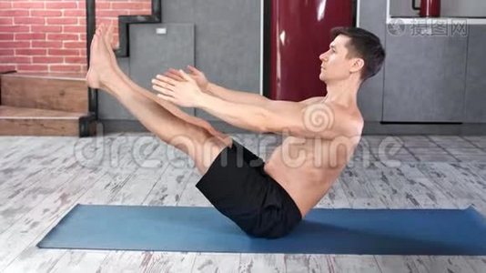 运动男子与完美苗条的运动身体享受练习瑜伽锻炼在家庭侧视视频