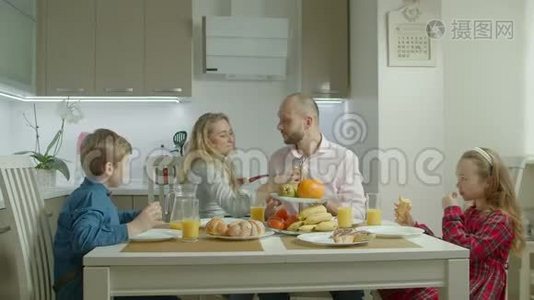 可爱的家庭享受家庭厨房的美食视频
