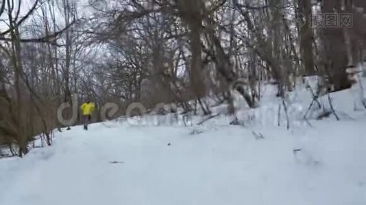 在冬季森林里，手持一张长胡子的健康人从山上跑下来视频
