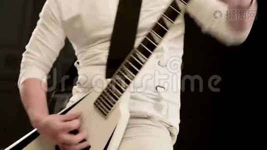 特写时尚的独奏吉他手，头上戴着可怕的锁，黑色背景上穿着白色的衣服视频