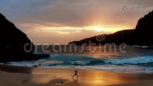 那个人在巴厘岛海边美丽的日落处奔跑视频