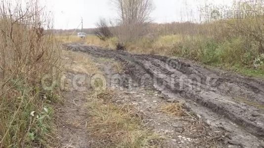 秋季不通的乡村道路滑视频