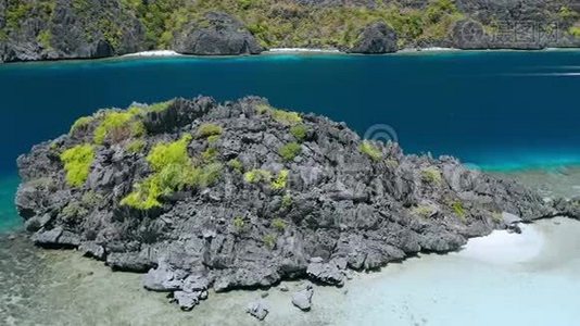 空中无人机揭示了塔皮图坦岛附近隐藏的星海泻湖前巨大的悬崖岩石的移动视频