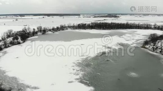 室外冰雪覆盖的冰湖视频