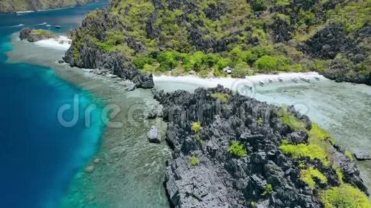 空中无人机悬停镜头隐藏在塔皮图坦岛附近的星际海滩岩石泻湖上。 El Nido视频