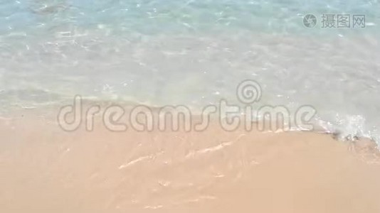 夏日阳光下海滩上的海浪。视频
