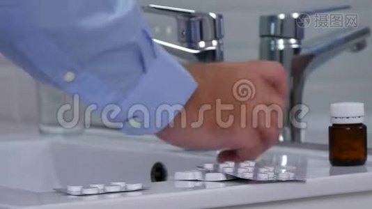 一个人在厕所里打开一个有药物和药片的头痛病人视频