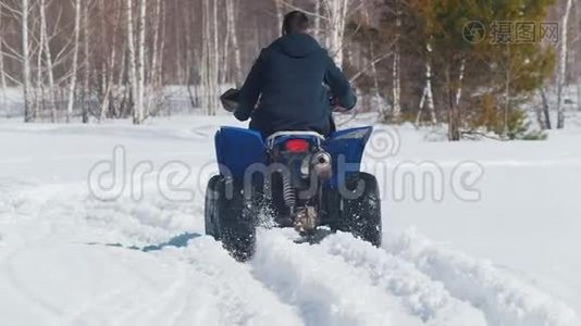 冬天的森林。 一个骑着大雪车的人。 背面视频