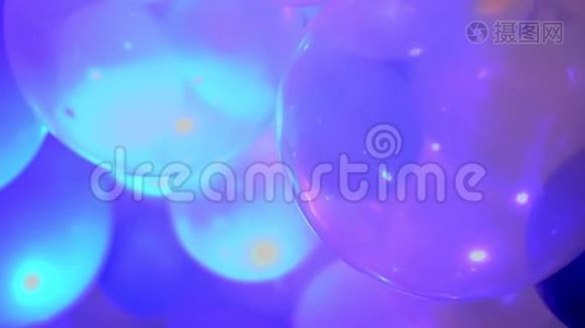 色彩鲜艳的气球，带有浅色的装饰背景视频