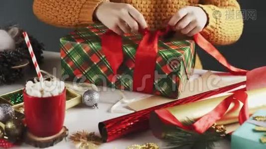 无法辨认的女人在圣诞礼物上系红丝带视频