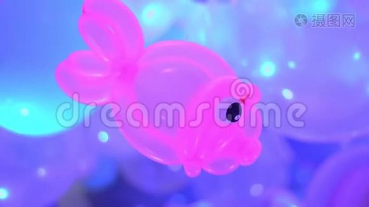 色彩鲜艳的气球，带有浅色的装饰背景视频